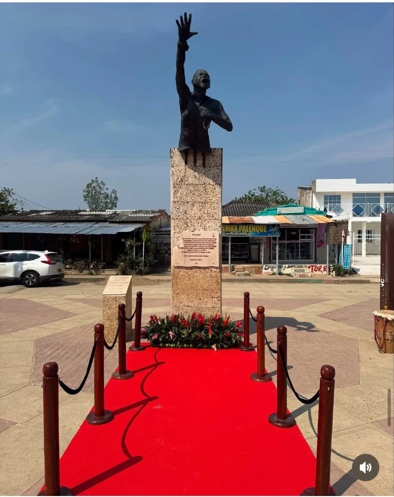 Monumento a Benkos Biohó en la plaza de San Basilio de Palenque, con el brazo en alto y las cadenas rotas