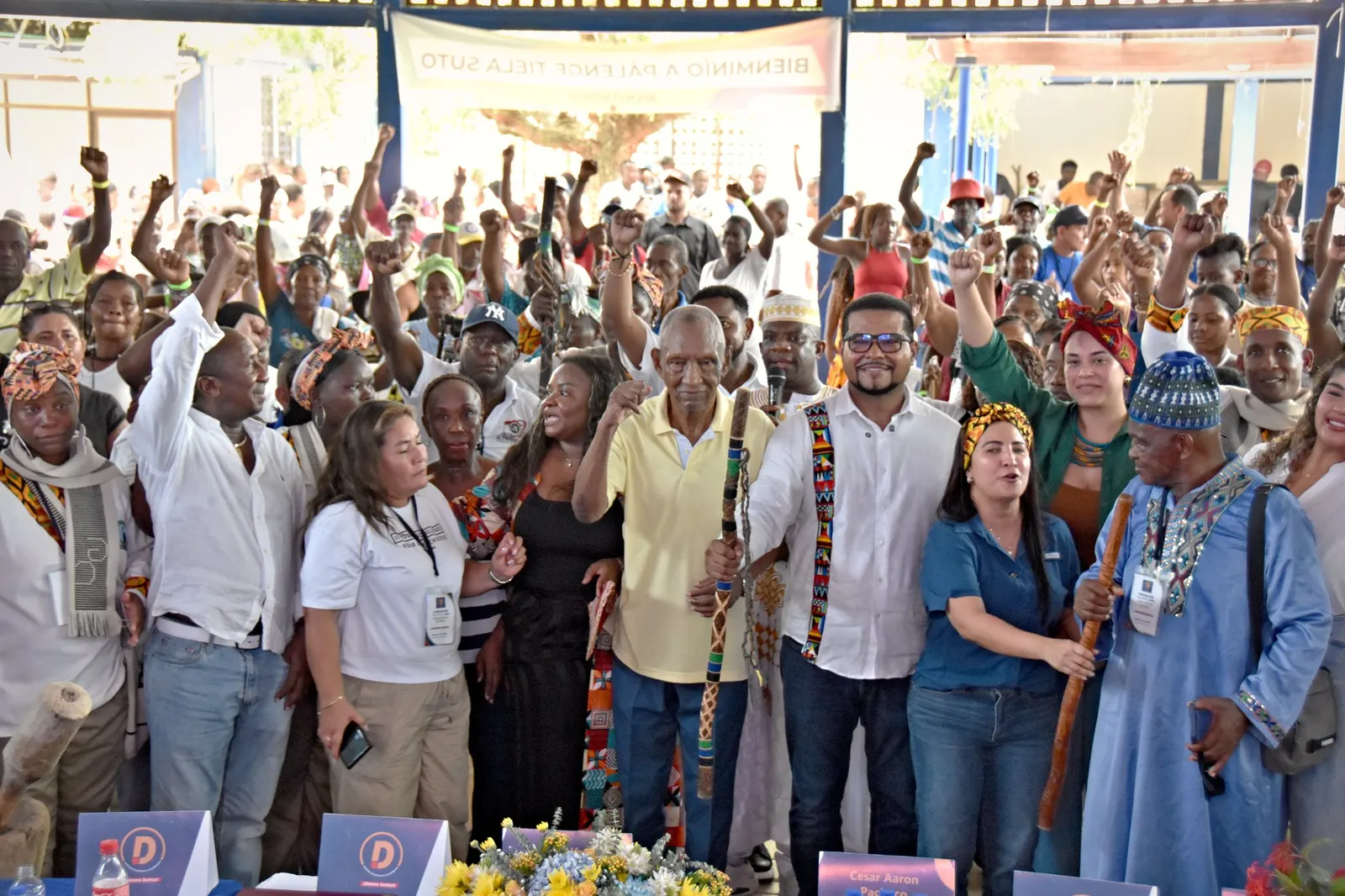 Multitud con las manos en alto en la Convención Nacional del partido, en 2026