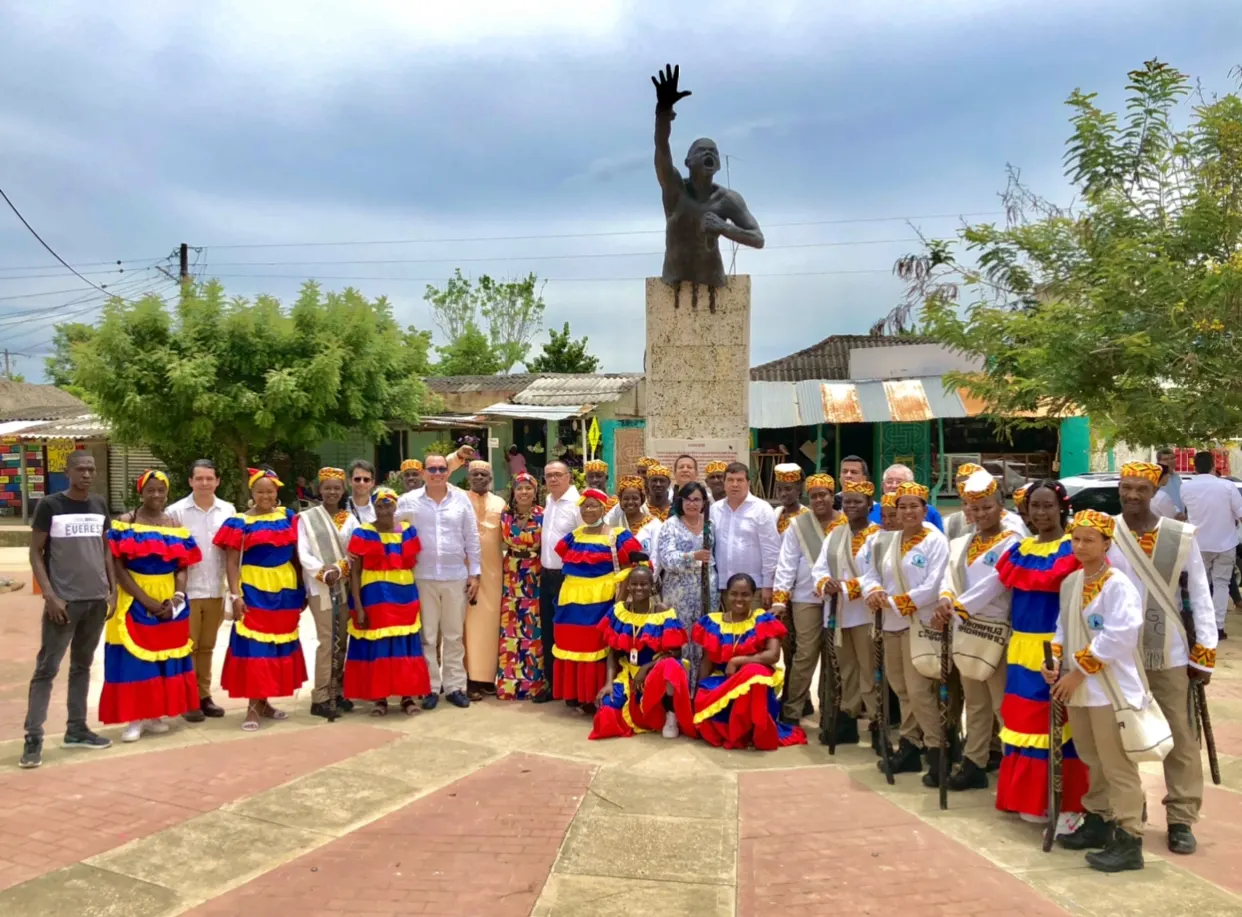 Comunidad palenquera frente al monumento a Benkos Biohó